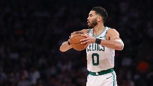 太铁了！塔图姆15中3仅拿13分9篮板 前8投全丢