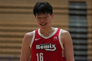 媒体人：杨瀚森最近两场有点像克林根的打法 在场上意义十足