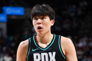 媒体人：持续的比赛对杨瀚森有帮助 他的比赛思路改变了 也自信了