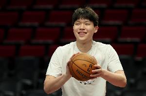 媒体人：杨瀚森身体状况不太理想 比赛对抗强度不低 好在都撑住了