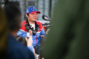 张雪回应陈光标送1300万劳斯莱斯：找车商8折收了 钱捐给嫣然天使
