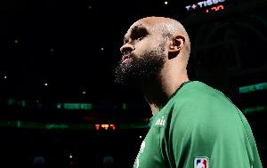 顶级防守人！中锋迈尔斯·特纳突破 后卫德里克·怀特迎面大帽