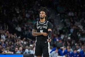 基石+1！卡斯尔砍19分10板13助&生涯第5次三双 膝盖被踢幸无大碍