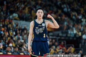 媒体人：今天要给胡明轩足够的尊重 末节&加时赛拖着伤腿帮助球队