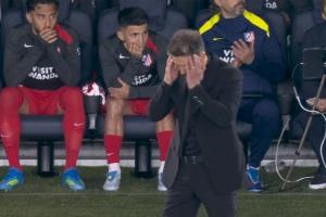 儿子你...小西蒙尼传中直接传出底线，西蒙尼在场边尴尬挠头