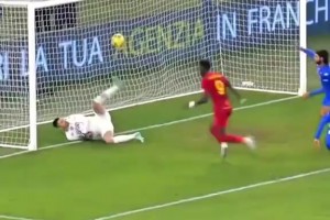 连防守球员都开始看门将表演！门将三连扑救合集！视频封面